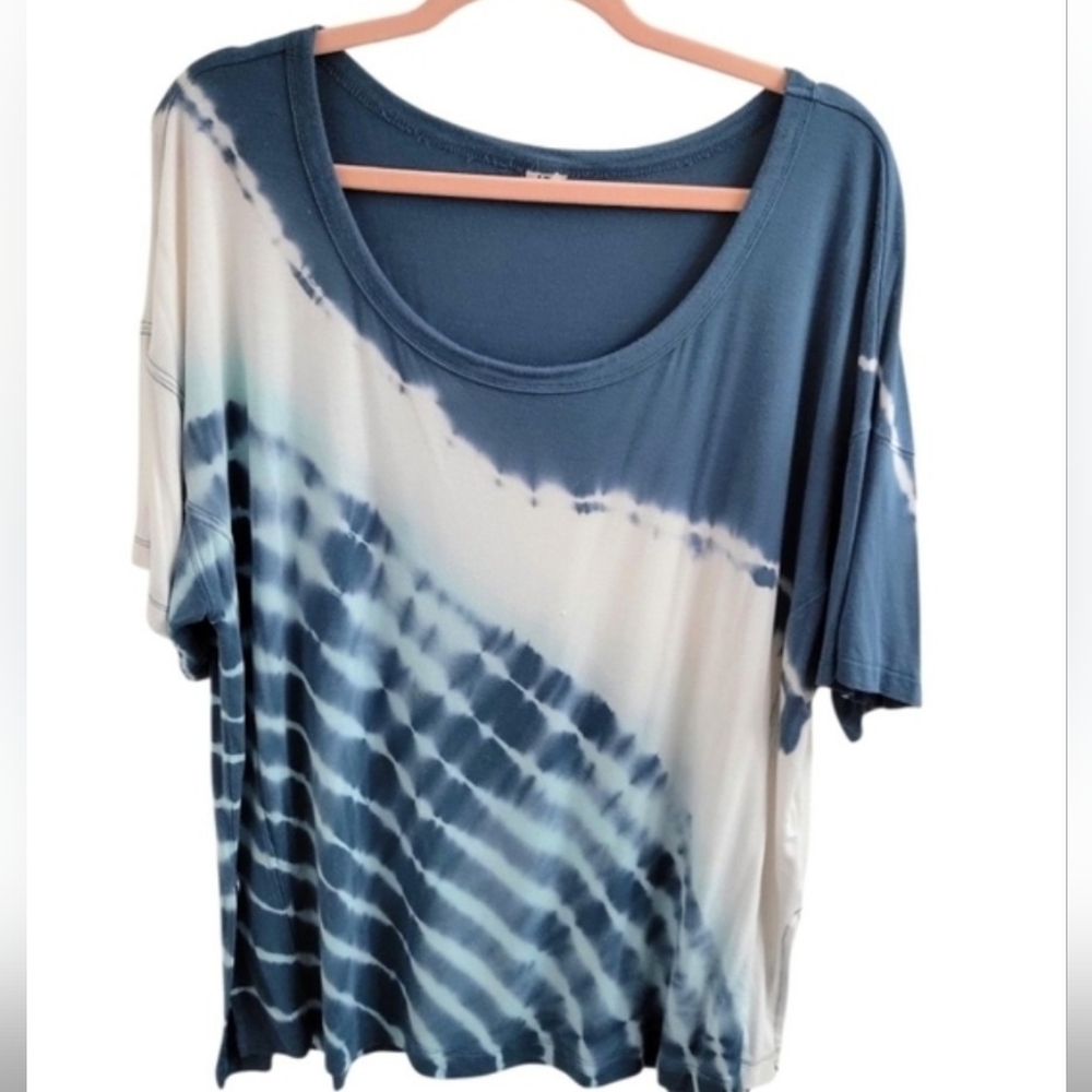 Womens Oversized Short-Sleeved Tie-Dye Pattern T-shirt Blue & White 29"L X 24"W